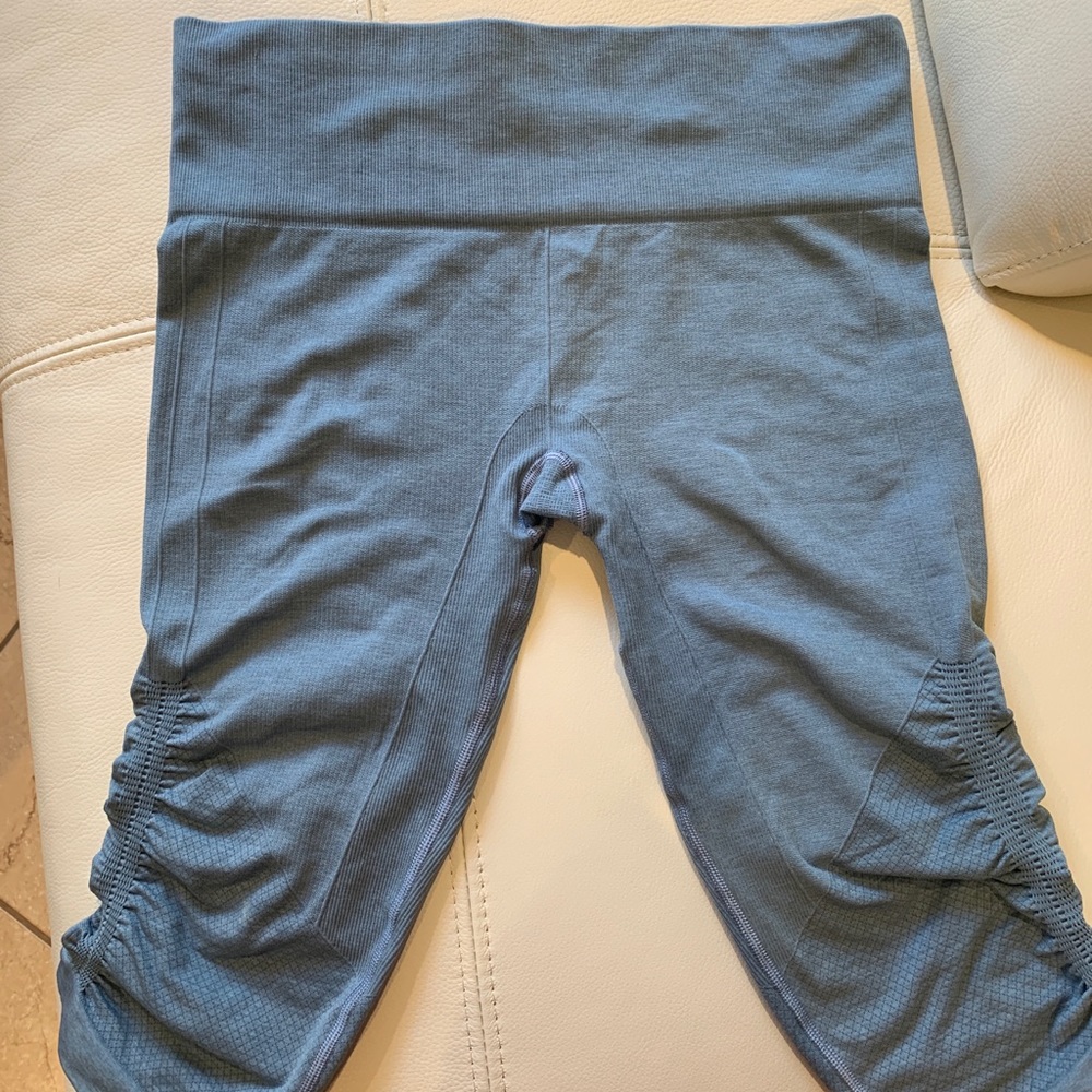 Lululemon blue cropped leggings size 8